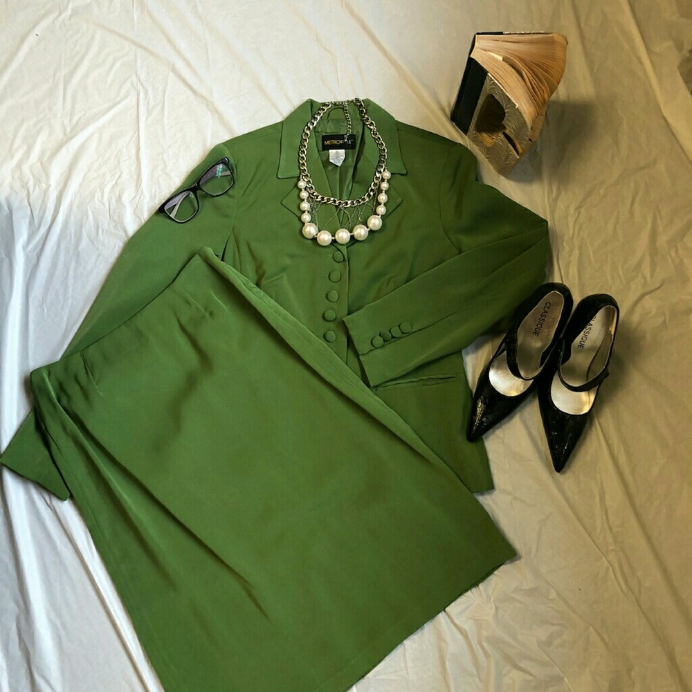 MetroStyle Women's Two Piece Green Suit Size 6